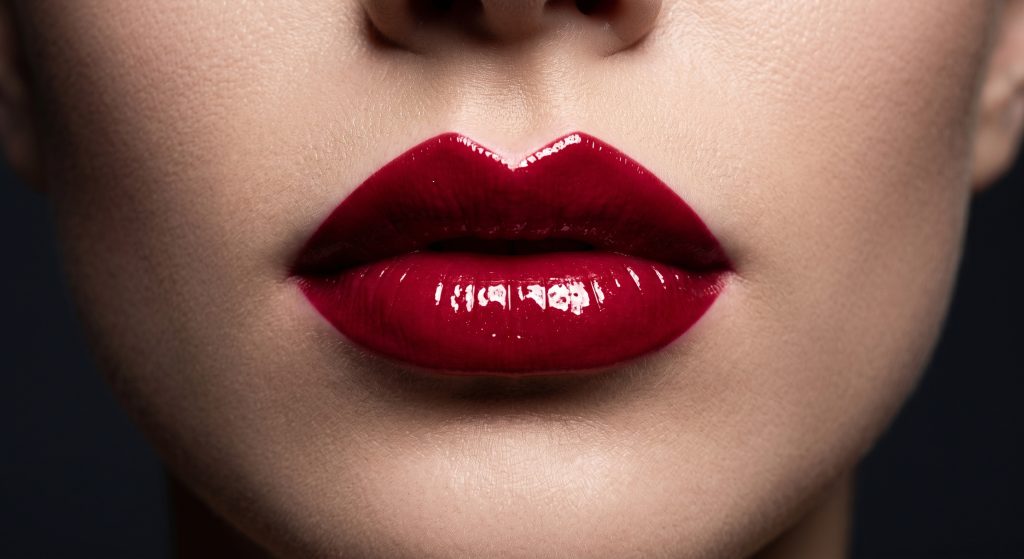 İstanbul'da uygulanan doğal görünümlü Rus tekniği (Russian Lips) dudak dolgusu ve belirgin eros yayı görünümü.