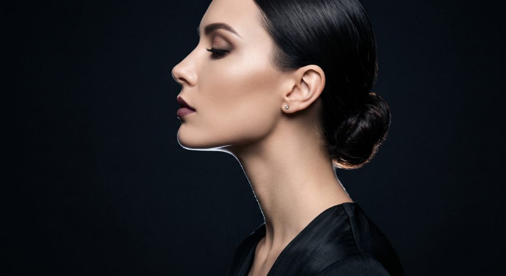 Gıdı eritme tedavisi ve cilt sıkılaştırma işlemleri ile keskinleşmiş, belirgin çene hattı (jawline) profili.